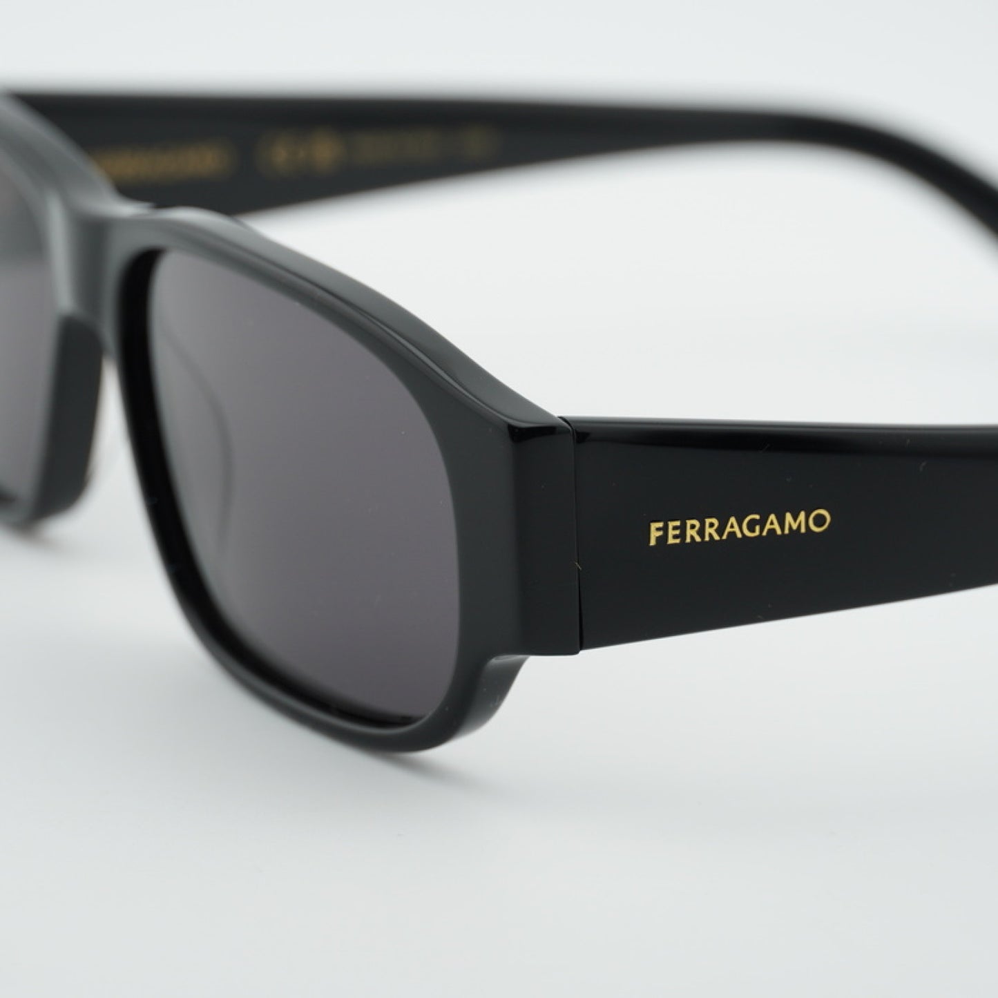 Lentes de Sol Salvatore Ferragamo SF1109S 001 57-14-145