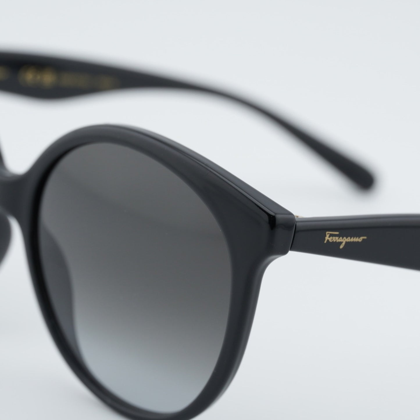 Lentes de Sol Salvatore Ferragamo SF1071S 001 58-17-140
