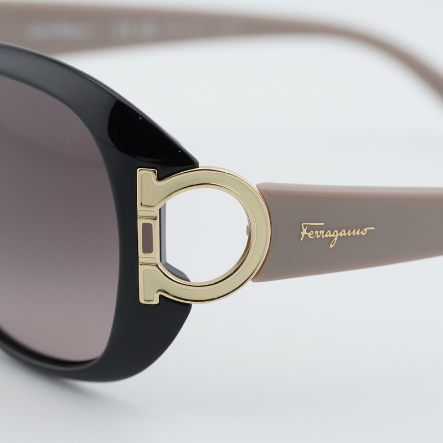 Lentes de Sol Salvatore Ferragamo SF668S 001 57-17-125