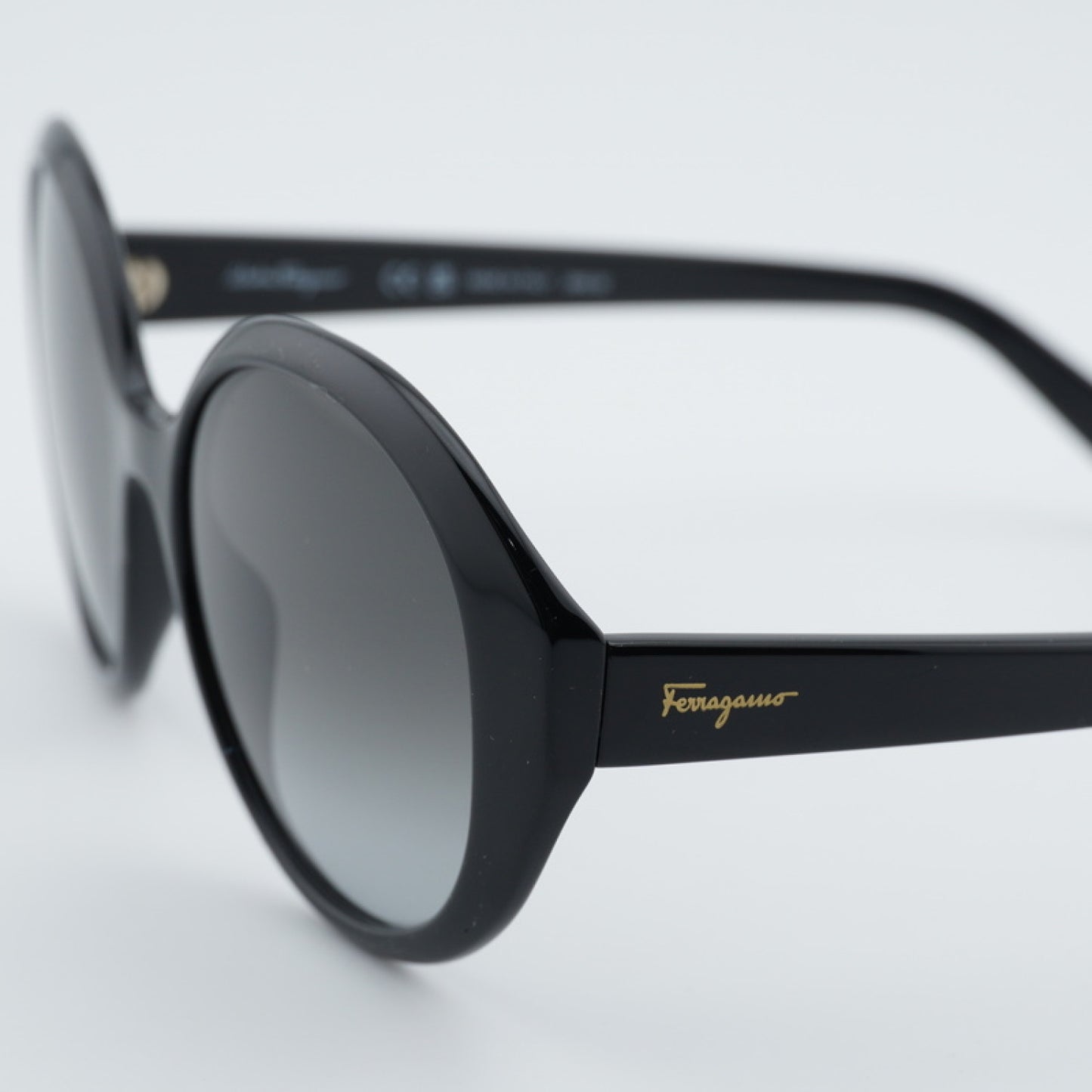 Lentes de Sol Salvatore Ferragamo SF1067S 001 57-18-140