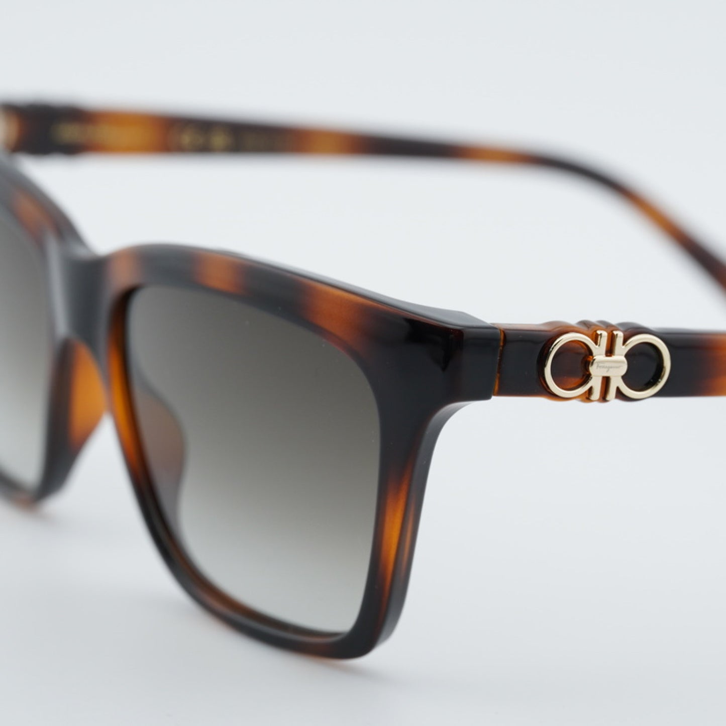 Lentes de Sol Salvatore Ferragamo SF1027S 214 55-16-140