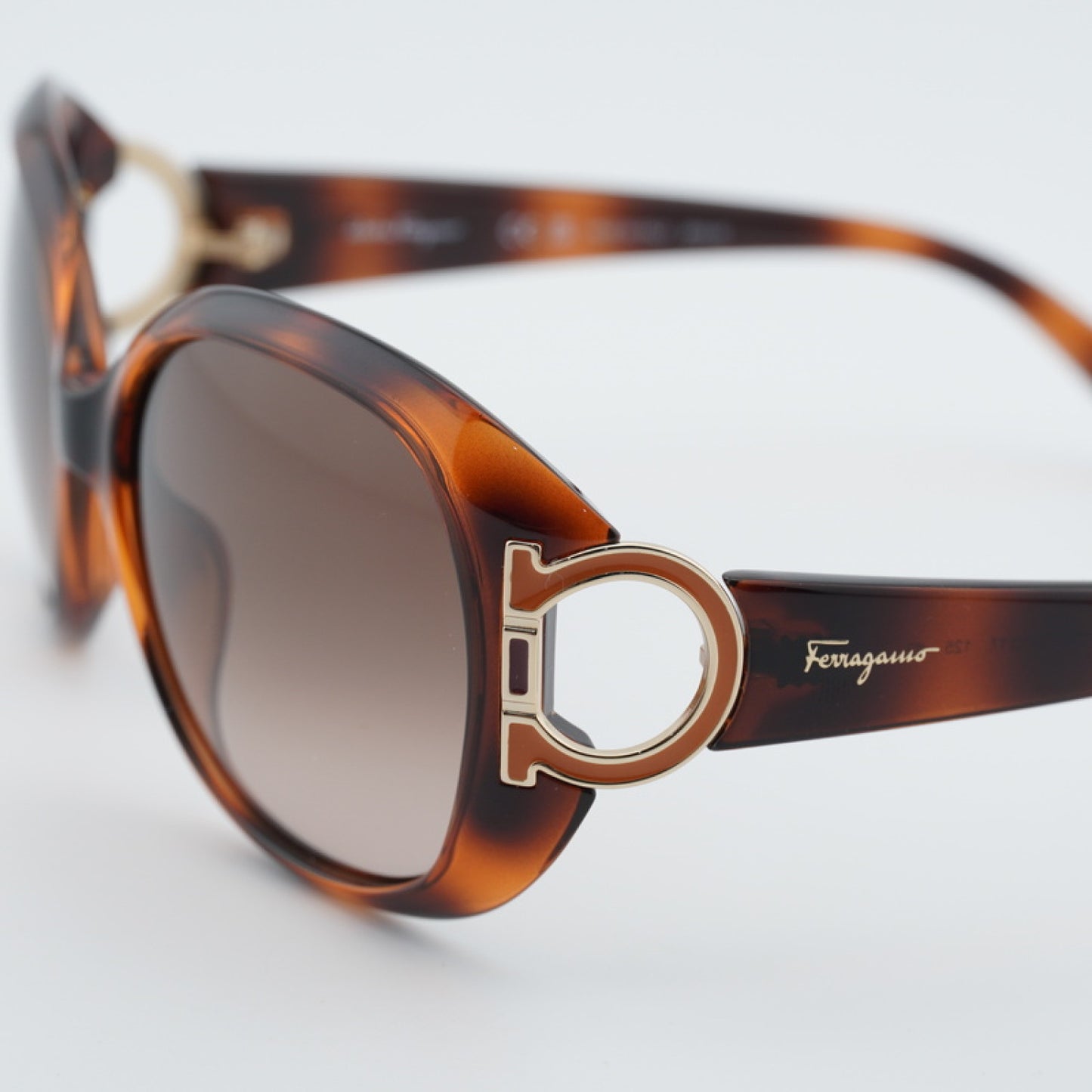 Lentes de Sol Salvatore Ferragamo SF668S 238 57-17-125