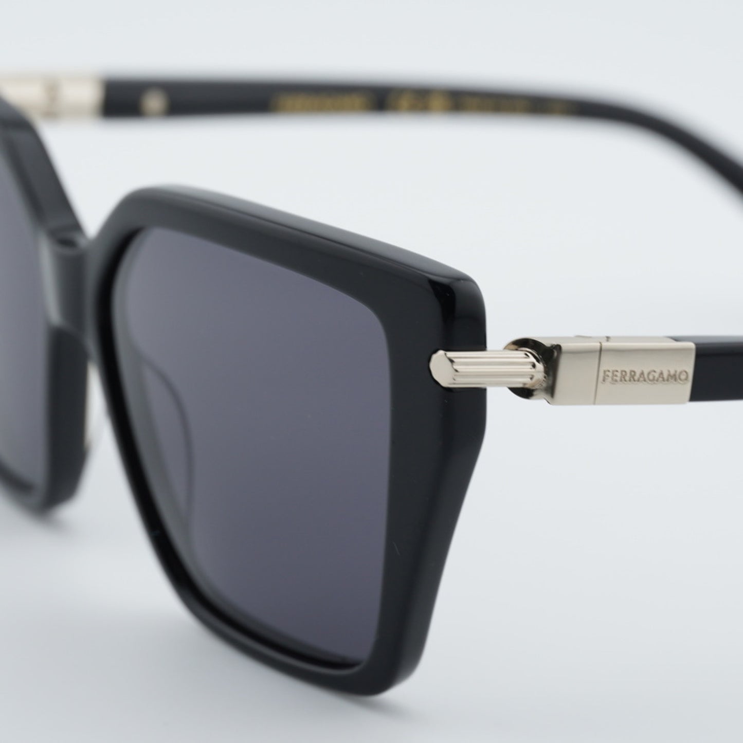 Lentes de Sol Salvatore Ferragamo SF1106S 001 57-14-140