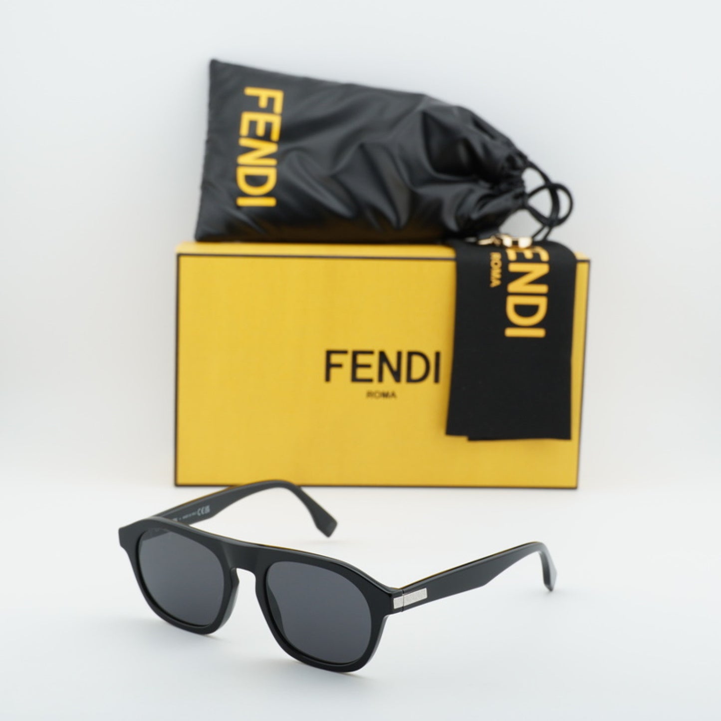 Lentes de Sol Fendi FE40143I 01A 52-20-145