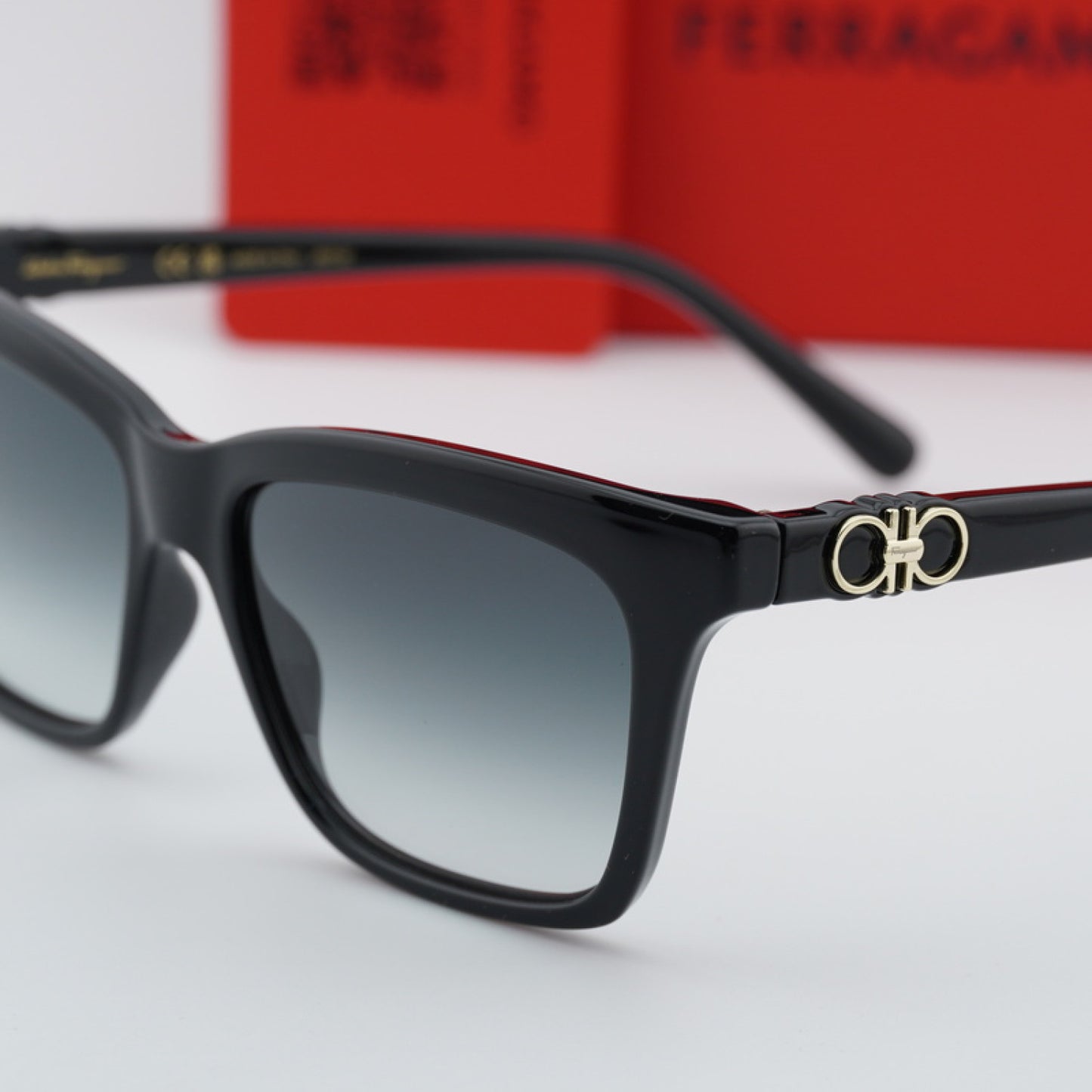 Lentes de Sol Salvatore Ferragamo SF1027S 001 55-16-140