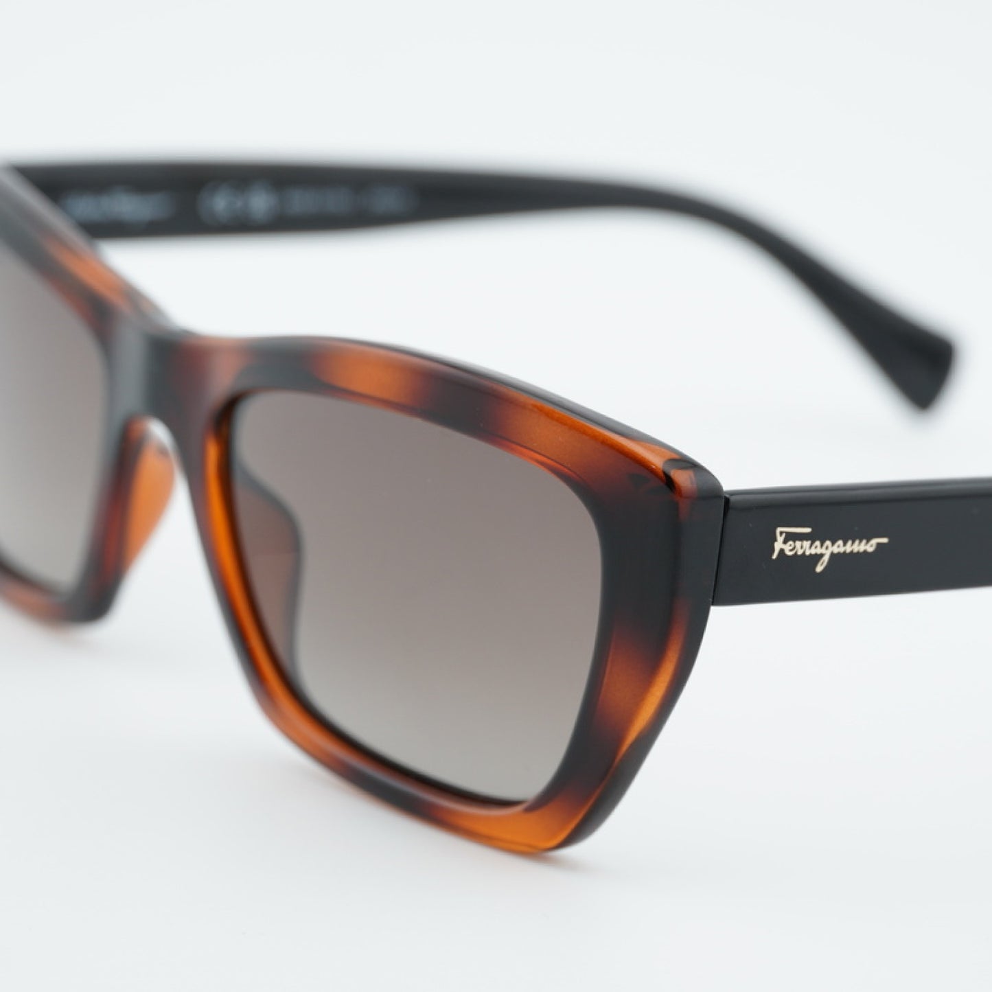 Lentes de Sol Salvatore Ferragamo SF958S 214 55-19-135