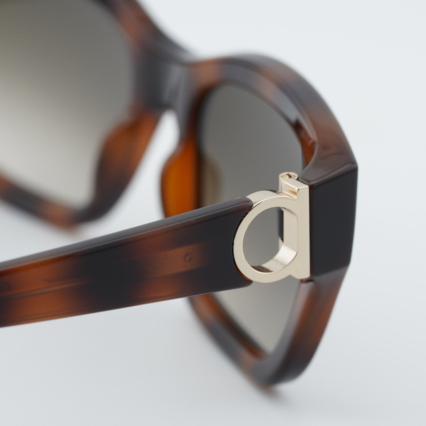 Lentes de Sol Salvatore Ferragamo SF1012S 214 53-19-140